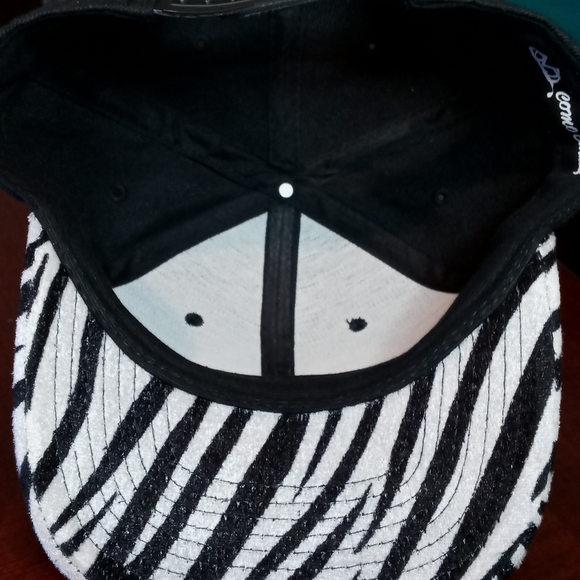 Black Zebra Print Snapback Como Hat - Picture 7 of 8